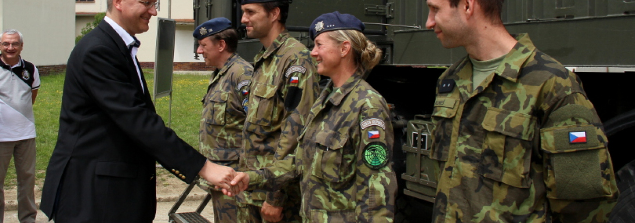 Náměstek pro řízení SVA MO Daniel Koštoval se krátce pozdravil s vojáky.
