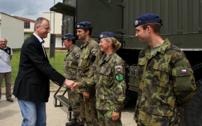 Náměstek pro řízení SVA MO Daniel Koštoval se krátce pozdravil s vojáky.